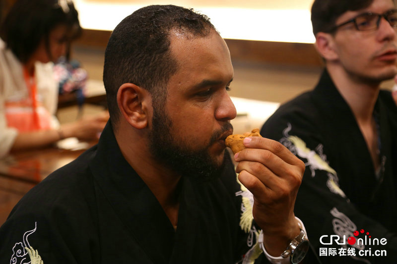 （转载）外国青年体验传统手工艺 感受中国匠心传承魅力