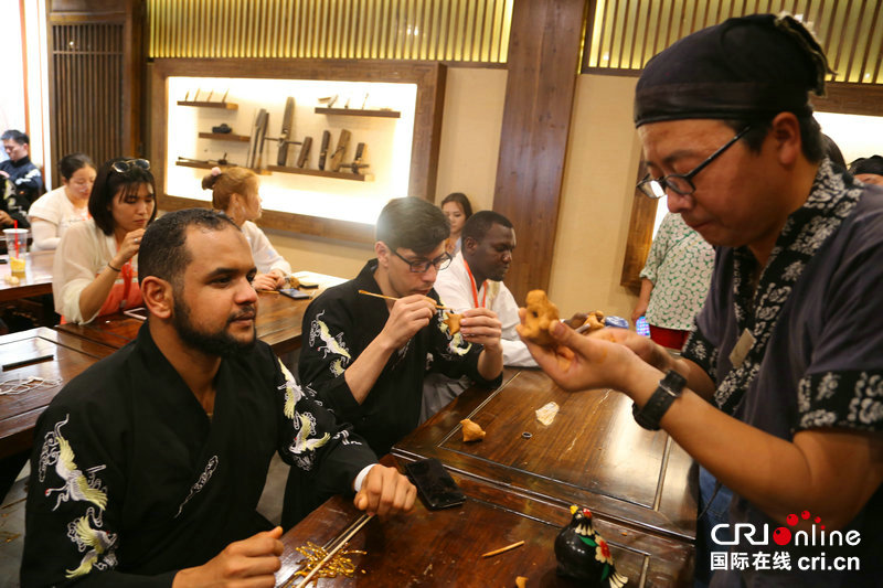 （转载）外国青年体验传统手工艺 感受中国匠心传承魅力