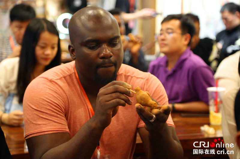 （转载）外国青年体验传统手工艺 感受中国匠心传承魅力