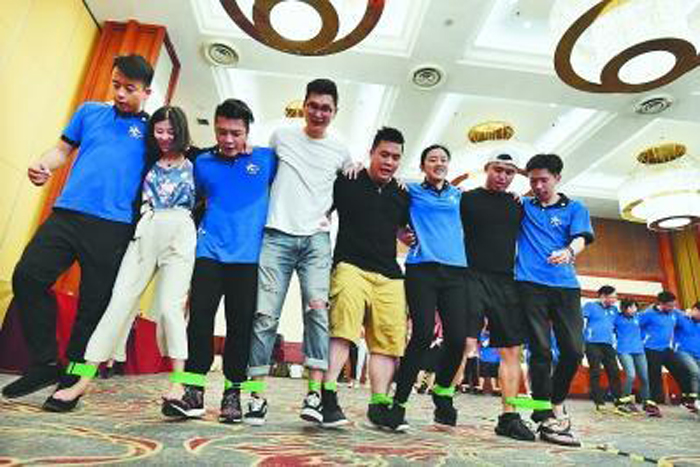 图片默认标题_fororder_第九届海峡论坛期间，两岸青年在趣味竞赛上齐心协作，奋力拼搏。