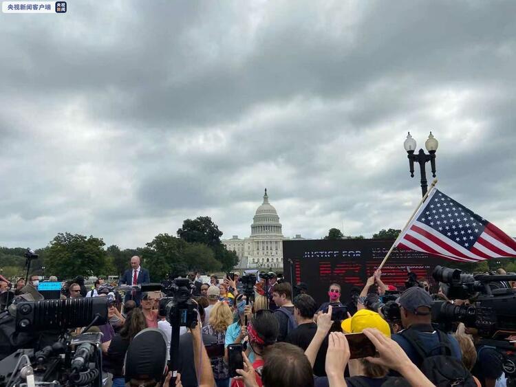 美国国会冲击事件支持者在国会大厦前举行示威 1人因持刀被捕