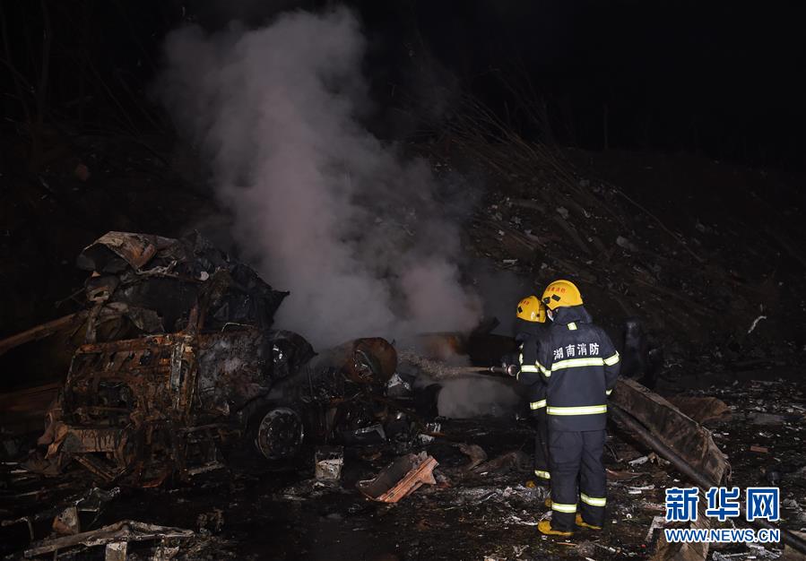京港澳高速湖南段油罐车爆炸事故已造成2死2伤