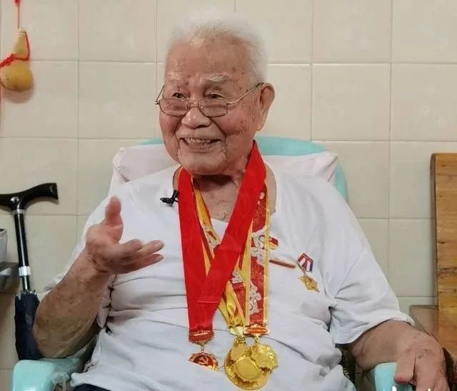 致敬!鹤山93岁归侨老兵讲述抗日故事,曾在异国活捉日军军曹