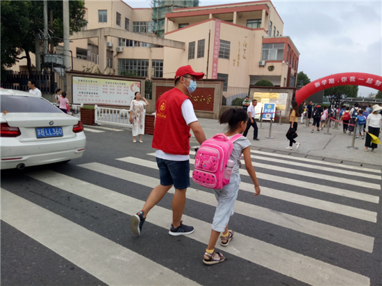 无锡市钱桥街道：护学更暖心 铺就上下学“平安路”_fororder_3