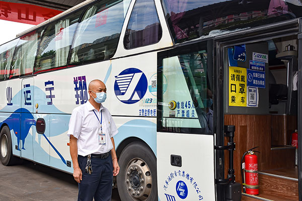 四川自贡:为20余万乘客保驾护航 劳动模范甘德富19年驾驶零事故_fororder_2甘德富迎接乘客(摄影-赵丽)