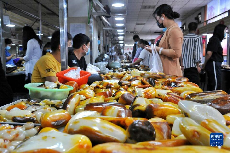 这是9月2日拍摄的河南省南阳市镇平县石佛寺镇"天下玉源"玉石交易市场
