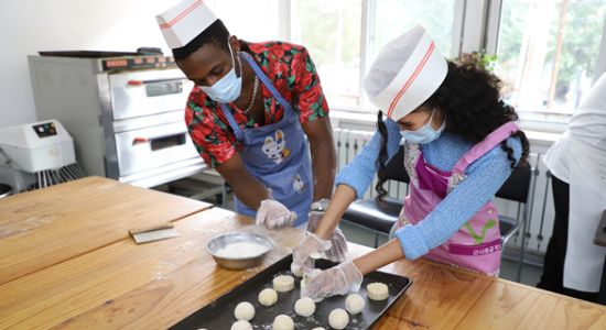 International Students Enjoy the Mid-Autumn Festival in Shenyang by Making Mooncakes and Calligraphy_fororder_3