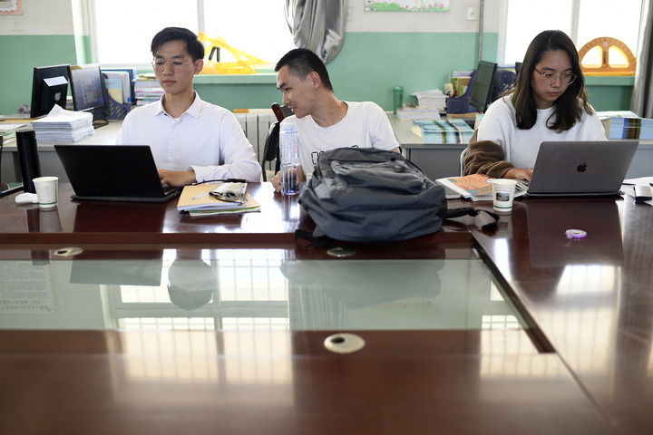 在这张旧书桌前,他们用青春答一道题——复旦大学研究生支教团23年扎根宁夏王民中学纪实