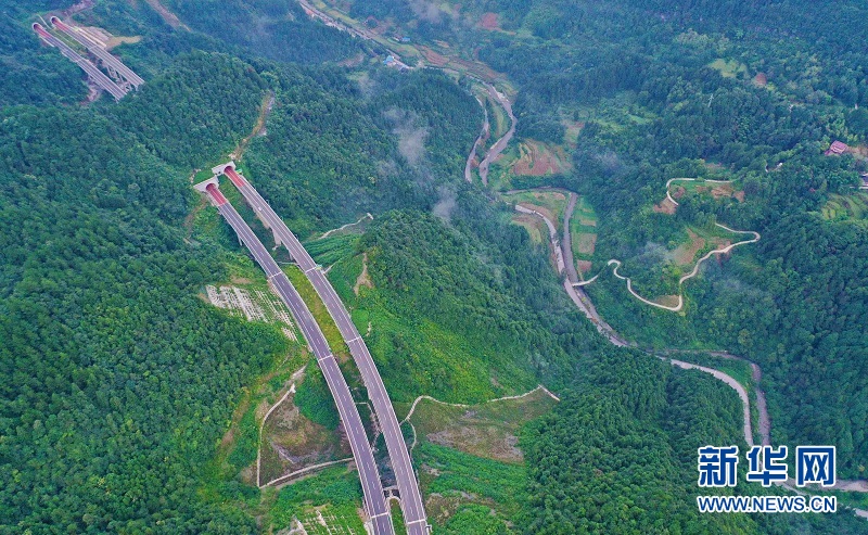 湖北鹤峰：云端高速穿越壮美山川