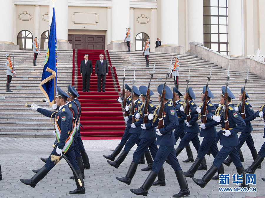 习近平同塔吉克斯坦总统拉赫蒙会谈