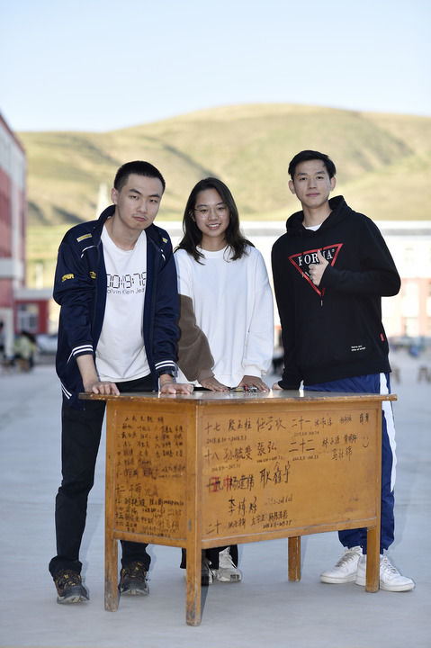 在这张旧书桌前,他们用青春答一道题——复旦大学研究生支教团23年扎根宁夏王民中学纪实
