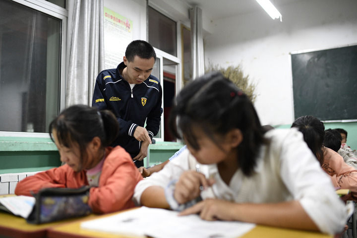 在这张旧书桌前,他们用青春答一道题——复旦大学研究生支教团23年扎根宁夏王民中学纪实