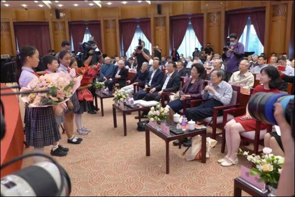 นายสี จิ้นผิงส่งตัวแทนมอบกระเช้าอวยพรวันเกิด 100 ปีนายหยาง เจิ้นหนิง_fororder_20210923yzn2