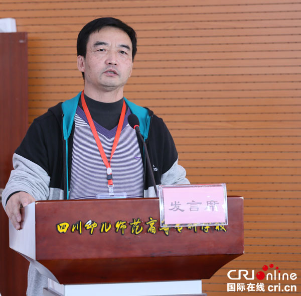 图片默认标题_fororder_绵阳市文化馆副馆长林海点评舞蹈比赛