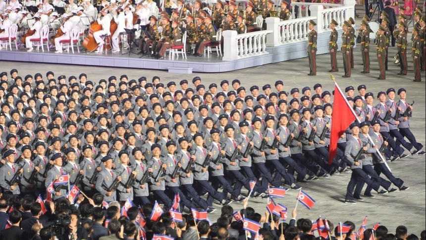 朝鲜举行民间及安全武装力量阅兵式庆祝国庆73周年