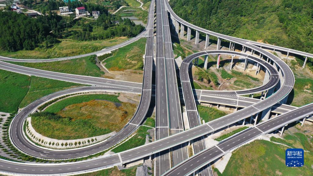 贵州石玉高速公路建成通车