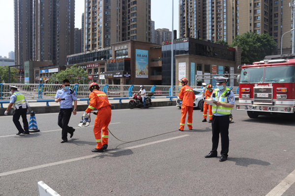 交警救援车_宇通重工多功能破障车赶赴天津参与救援_车被交警扣了车主提车