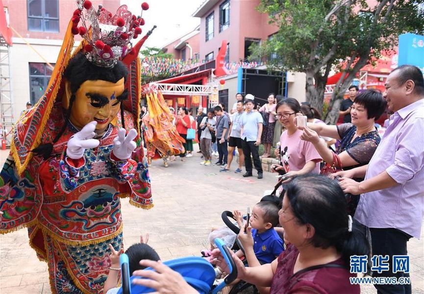 6月14日，臺(tái)灣“電音三太子”在兩岸特色廟會(huì)上與觀眾互動(dòng)。當(dāng)日，第十一屆海峽論壇·兩岸特色廟會(huì)在廈門舉行。新華社記者 林善傳 攝