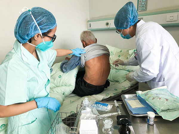 小身躯大能量 “白衣天使”胡汐荣获自贡市先进工作者称号_fororder_4胡汐(左)认真服务病人(摄影-赵丽)