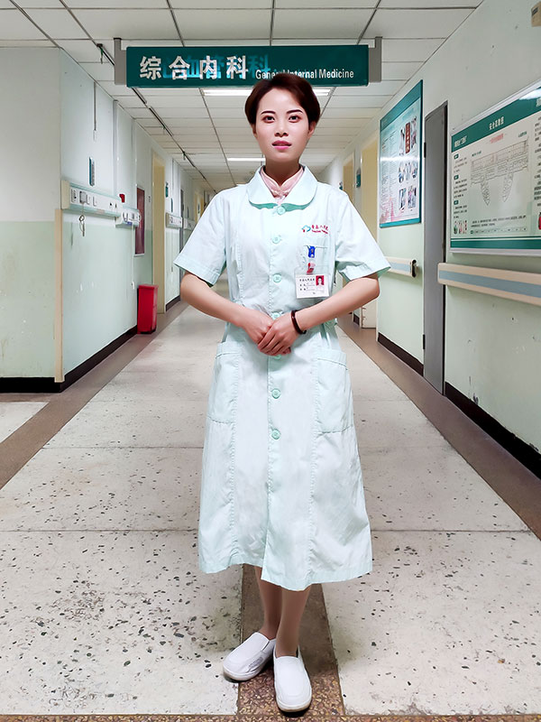 小身躯大能量 “白衣天使”胡汐荣获自贡市先进工作者称号_fororder_1先进工作者胡汐(摄影-赵丽)