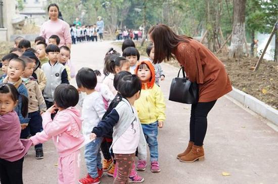 幼儿园演习防诱拐：全班仅1个孩子没吃坏人糖果