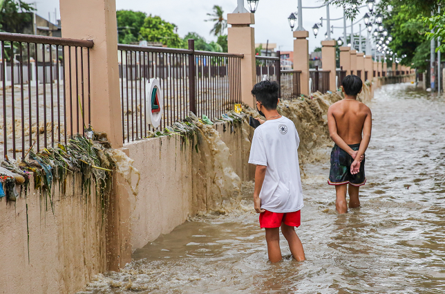 台风“康森”致菲律宾超14万人受灾 死亡人数升至15人