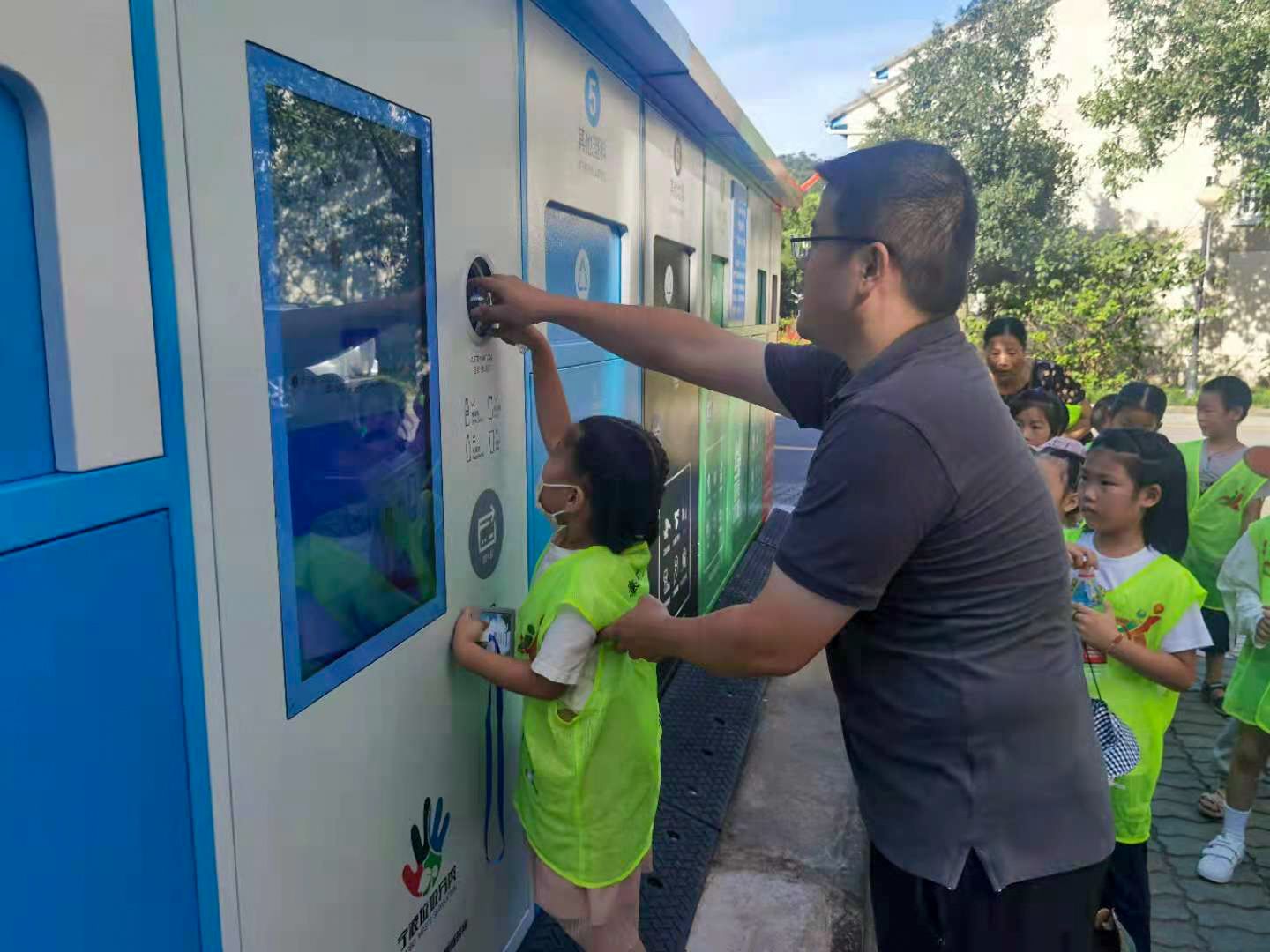 【原创 宁波合作稿 推城市频道】宁波东钱湖:“网格+”让社区治理更有温度 【原创 宁波合作稿 推城市频道】宁波东钱湖:“网格+”让社区治理更有温度_fororder_东钱湖清泉社区是首批全品类垃圾分类智能柜试点社区。(清泉社区供图)