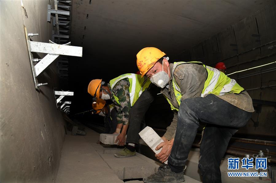 工人在青岛地铁8号线海底隧道内施工作业(5月10日摄).