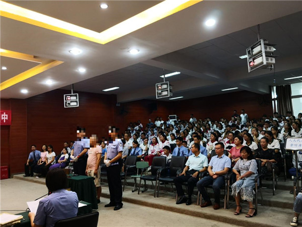 图片默认标题_fororder_庭审现场（成都市礼仪职业中学 供图）