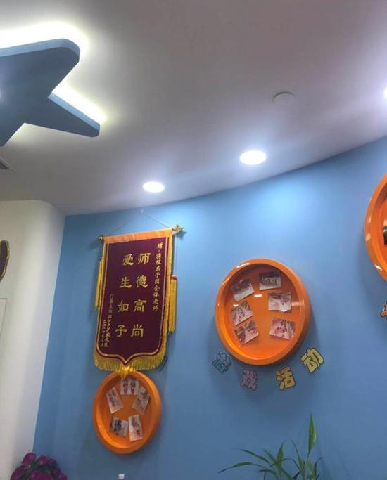携程亲子园被曝虐童：墙上锦旗写着爱生如子师德高尚