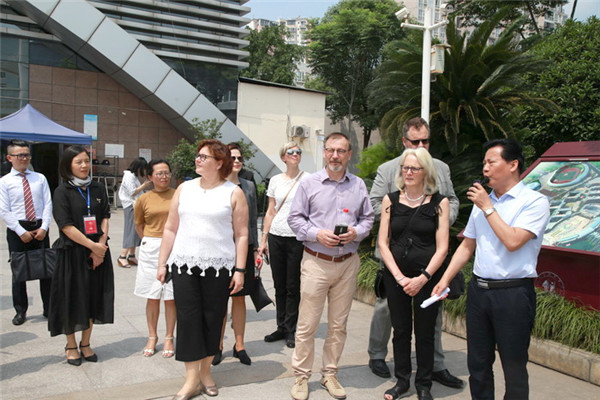 图片默认标题_fororder_芬兰代表团参观校园（四川省简阳中学-供图）