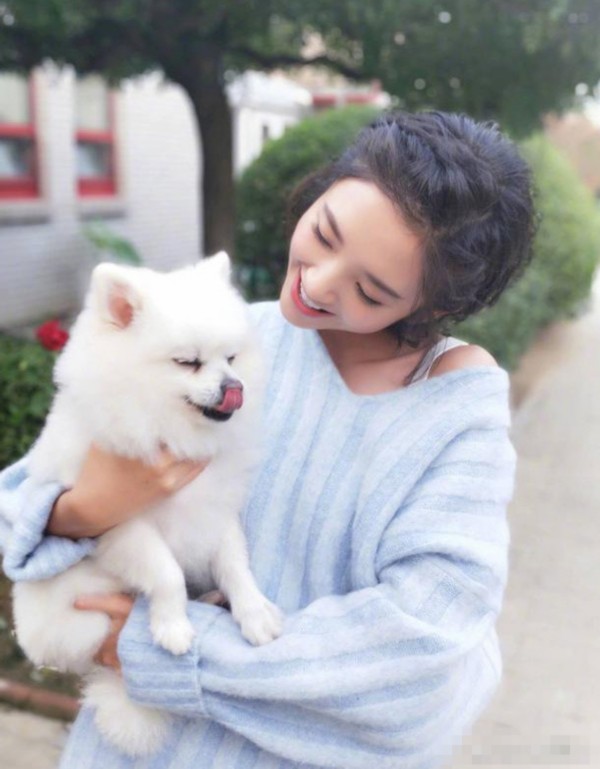 唐艺昕微博晒和狗狗亲密合照网友竟然看出了张若昀