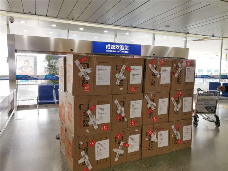 图片默认标题_fororder_2月24日，美国华盛顿州熊猫基金会向四川省捐赠的8760支N95口罩运抵成都。