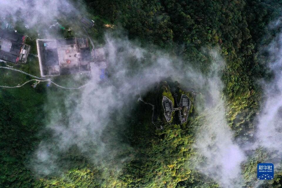 (中首)云梯万步天路远 世界遗产梵净山