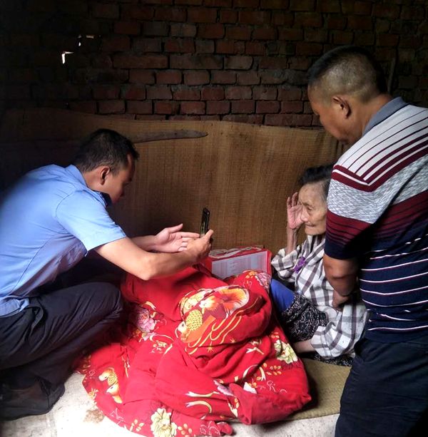 （转载）迎庆2号：暖心！八旬老人行动不便 民警上门拍照办证