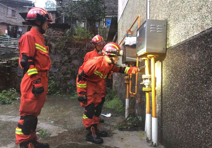 四川泸县突发6.0级地震 消防接警24起营救被困人员25人_fororder_消防指战员排查险情-供图-四川省消防救援总队1