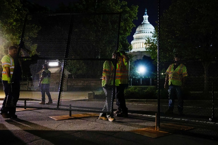 特朗普支持者又要大规模集会 美国会外连夜竖起2米高围栏