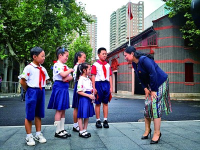 用爱的教育传递红色火种 ——记上海市黄浦区卢湾一中心小学校长、教师吴蓉瑾