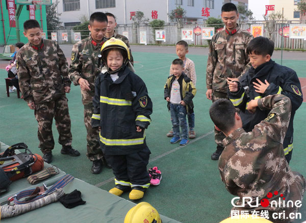 图片默认标题_fororder_参加消防体验