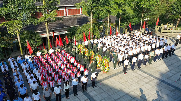 珙县2021年向人民英雄敬献花篮仪式隆重举行_fororder_向烈士默哀