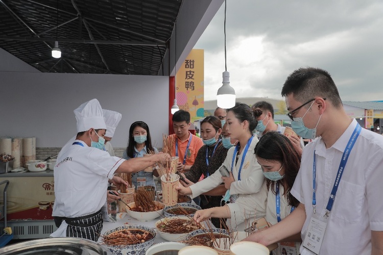 西博会上的"最暖人间烟火地 首届乐山国际美食节开幕