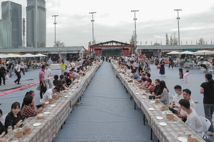 西博会上的"最暖人间烟火地 首届乐山国际美食节开幕