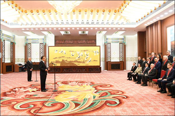นายกฯ จีนพบผู้เชี่ยวชาญต่างชาติผู้ได้รับรางวัลมิตรภาพจากรัฐบาลจีน_fororder_20211001wgzj3