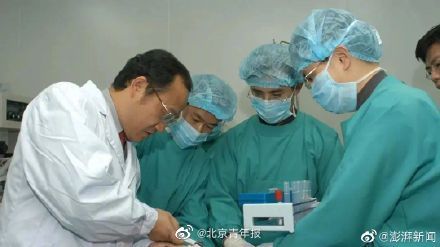 ผอ.ศูนย์ผ่าตัดวางยาสลบโรงพยาบาลหวาซีมหาวิทยาลัยเสฉวนบริจาคเงินส่วนตัว 100 ล้านหยวนแก่โรงพยาบาล_fororder_医院捐赠1