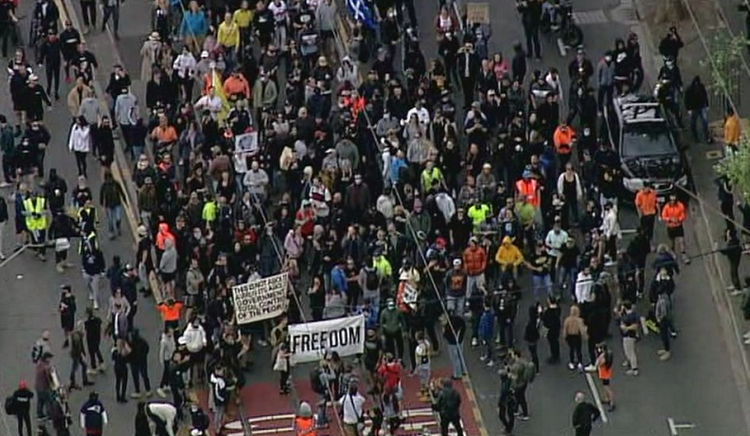 澳大利亚墨尔本爆发反对“封城”游行 多数示威者未戴口罩