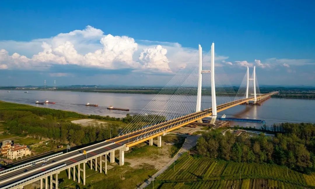 "一桥飞架南北,天堑变通途"——从不断架起的长江大桥