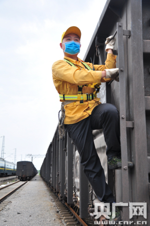 探访高温蒸烤下的广西铁路调车员：踩着钢轨旁碎石日行十多公里