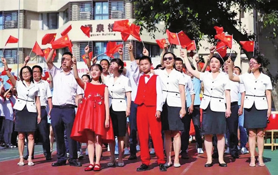 【社会民生】唱出爱国情 重庆市第三十中学开展主题快闪活动