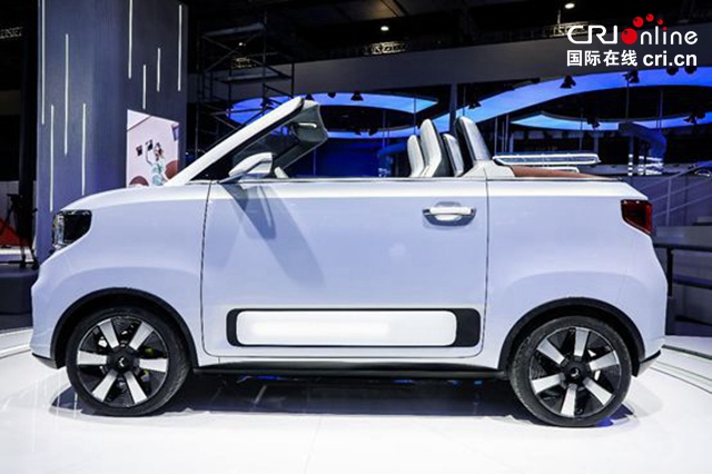 此前在上海车展亮相的五菱宏光mini ev敞篷版将于2022年进行量产