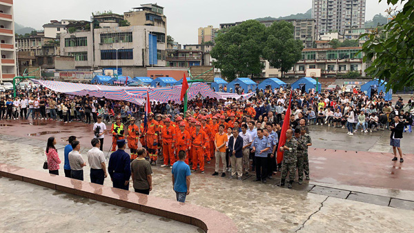 图片默认标题_fororder_自贡消防到达珙泉镇（自贡市消防支队-供图）